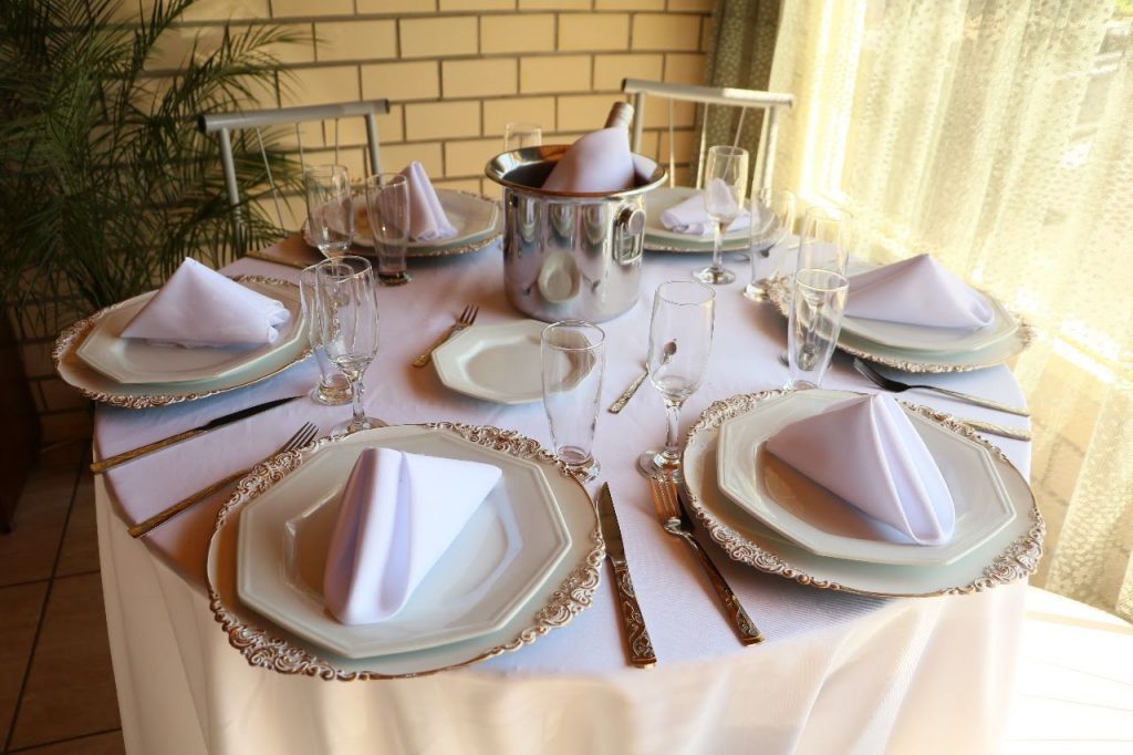 mesa decorada pratos
